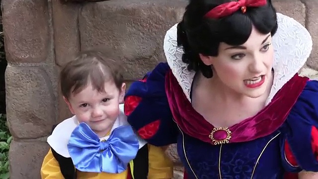 Menino de 2 anos com autismo apaixona-se por Branca de Neve na Disney