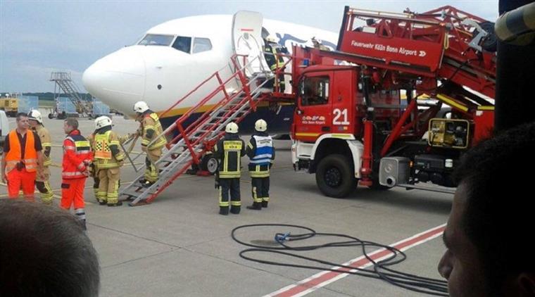 Ryanair aterra de emergência em Colônia (Alemanha), passageiros dizem que pensaram que iam morrer