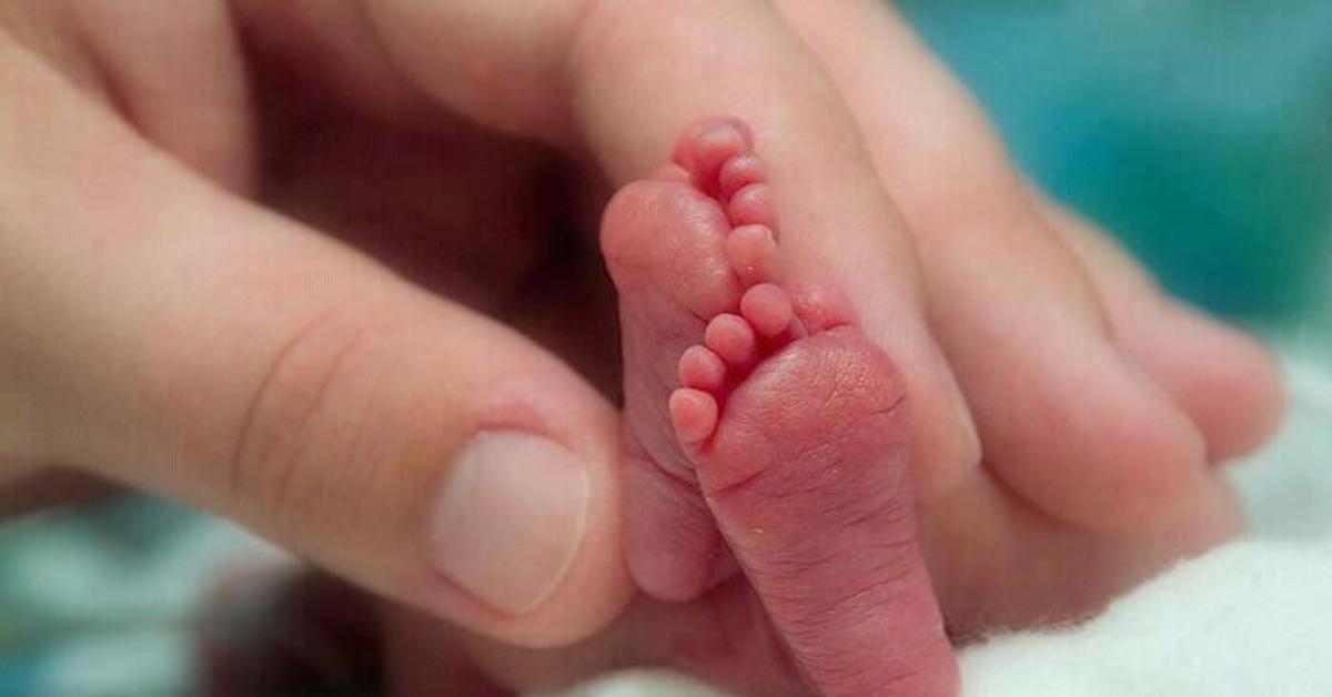 Este bebé pesa apenas 230g. Mas depois de nascido, sua mãe encontra ISSO em seu berço
