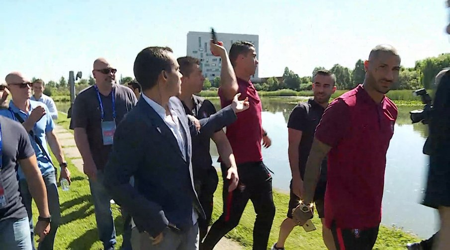 Cristiano Ronaldo atira micro da CMTV(Correio da Manha) para um lago