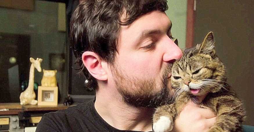 Ele adoptou um gatinho deformado e mal sabia que ele iria mudar a sua vida…