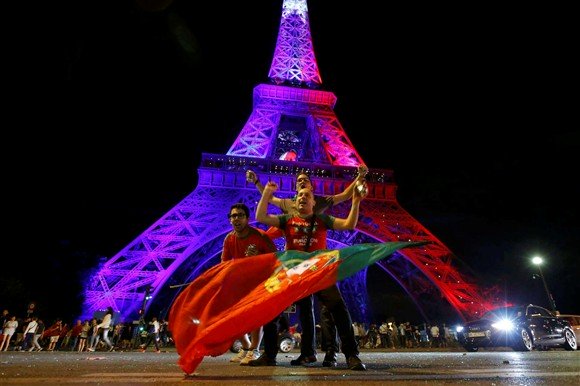 A vitoria de Portugal caiu mal a França e estes rancorosos iluminaram a Torre Eiffel com as próprias cores em vez das de Portugal