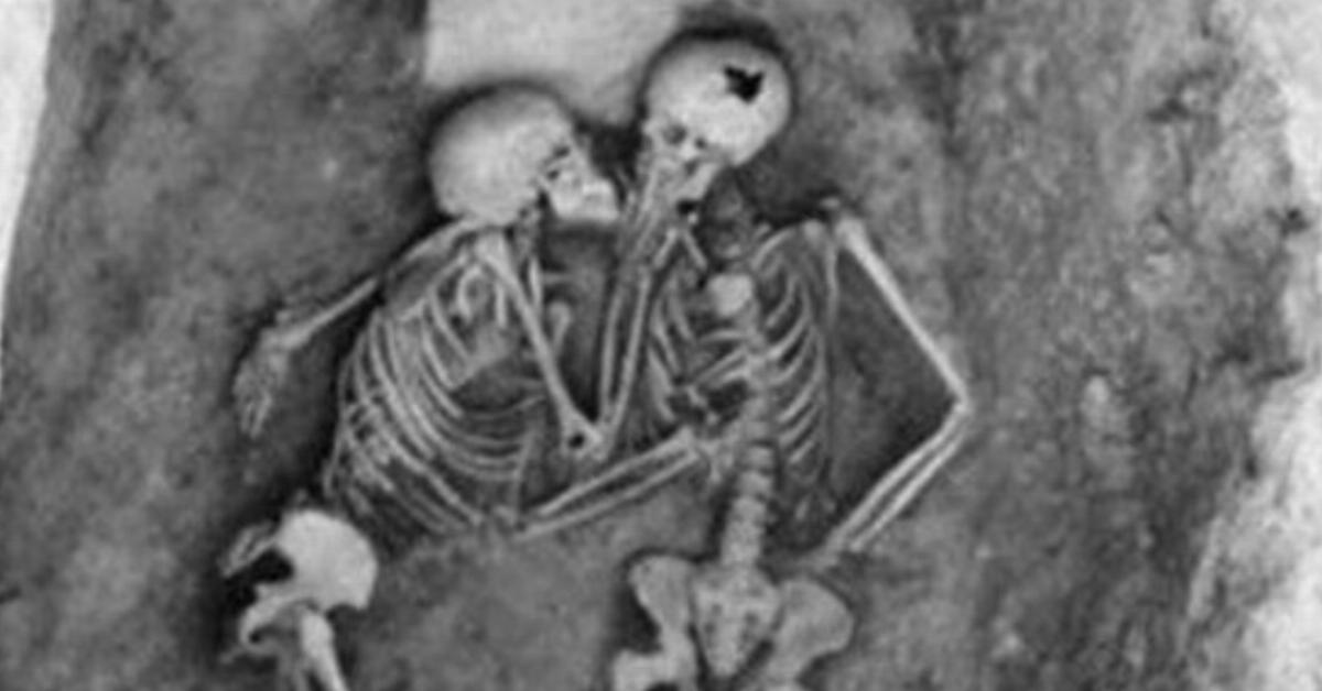 Esse casal é enterrado vivo. Mas ao escavarem 2800 anos depois, os arqueólogos ficam sem palavras com essa visão.