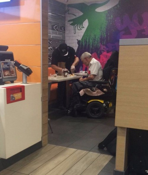Funcionário do McDonald’s causa comoção ao ajudar idoso a comer