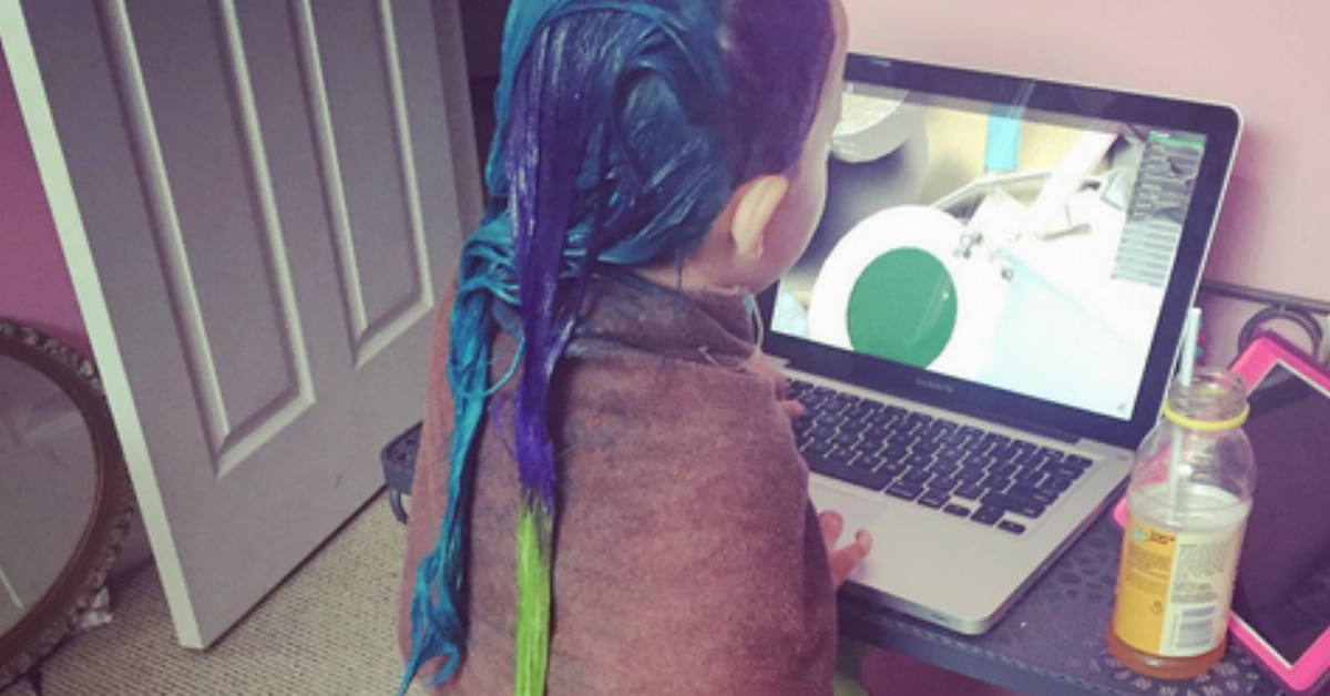 Esta menina pediu para a mãe um penteado diferente. O resultado final deixou todo mundo revoltado.