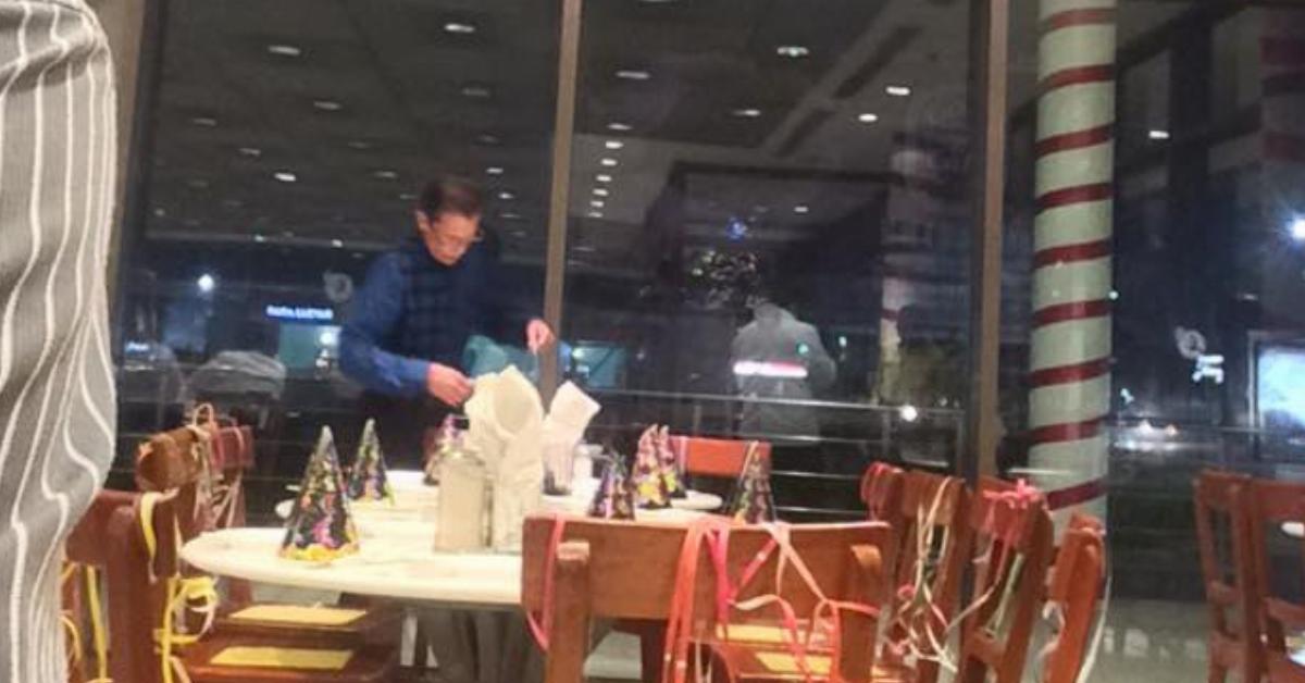 Esse triste homem de 61 anos esperou em vão pelos convidados do seu aniversário. Então ele se levantou e fez um anúncio para todo o restaurante.