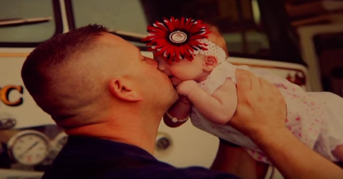 Esta bebé veio ao mundo nas mãos deste bombeiro. Mas a mãe abandonou-a e foi assim que a sorte deles mudou