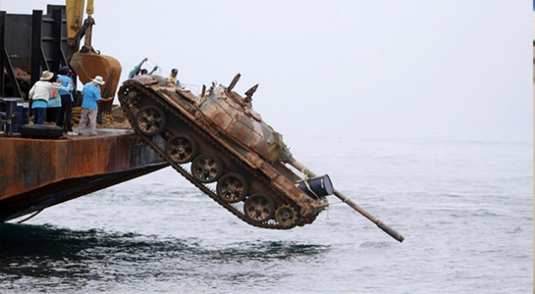 Atiram vários tanques para o fundo do mar … e a sua finalidade é simplesmente fantástica!