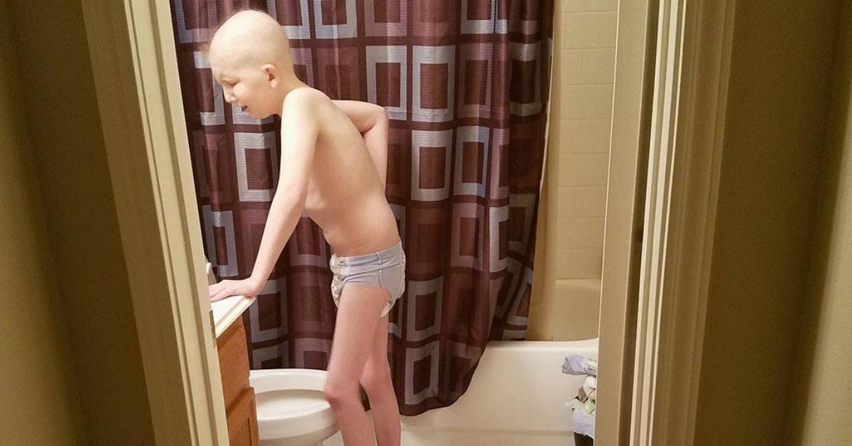 Mãe tira fotografia do filho de 10 anos curvado na casa de banho cheio de dores. A história por trás desta foto leva todos as lagrimas