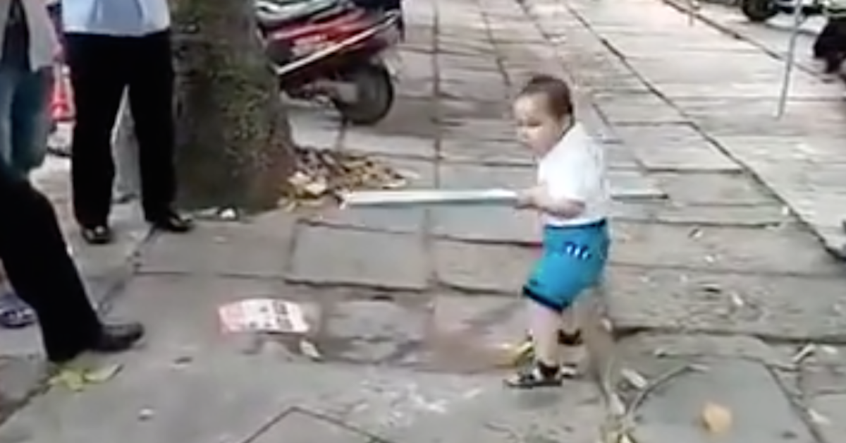 A polícia “atacava” a sua avo no meio da rua. A reação do menino? Absolutamente adorável! Todo mundo começou a gravar.
