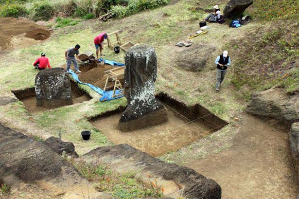 Arqueólogos descobriram algo chocante por baixo das cabeças na Ilha da Páscoa!