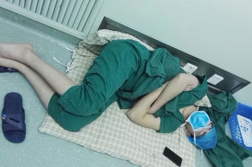 Fotografia de medico a dormir no chão invade a internet após 5 cirurgias em 28 horas