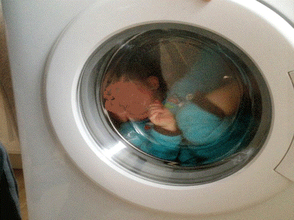 Jovem coloca bebé com síndrome de Down em maquina de lavar por brincadeira